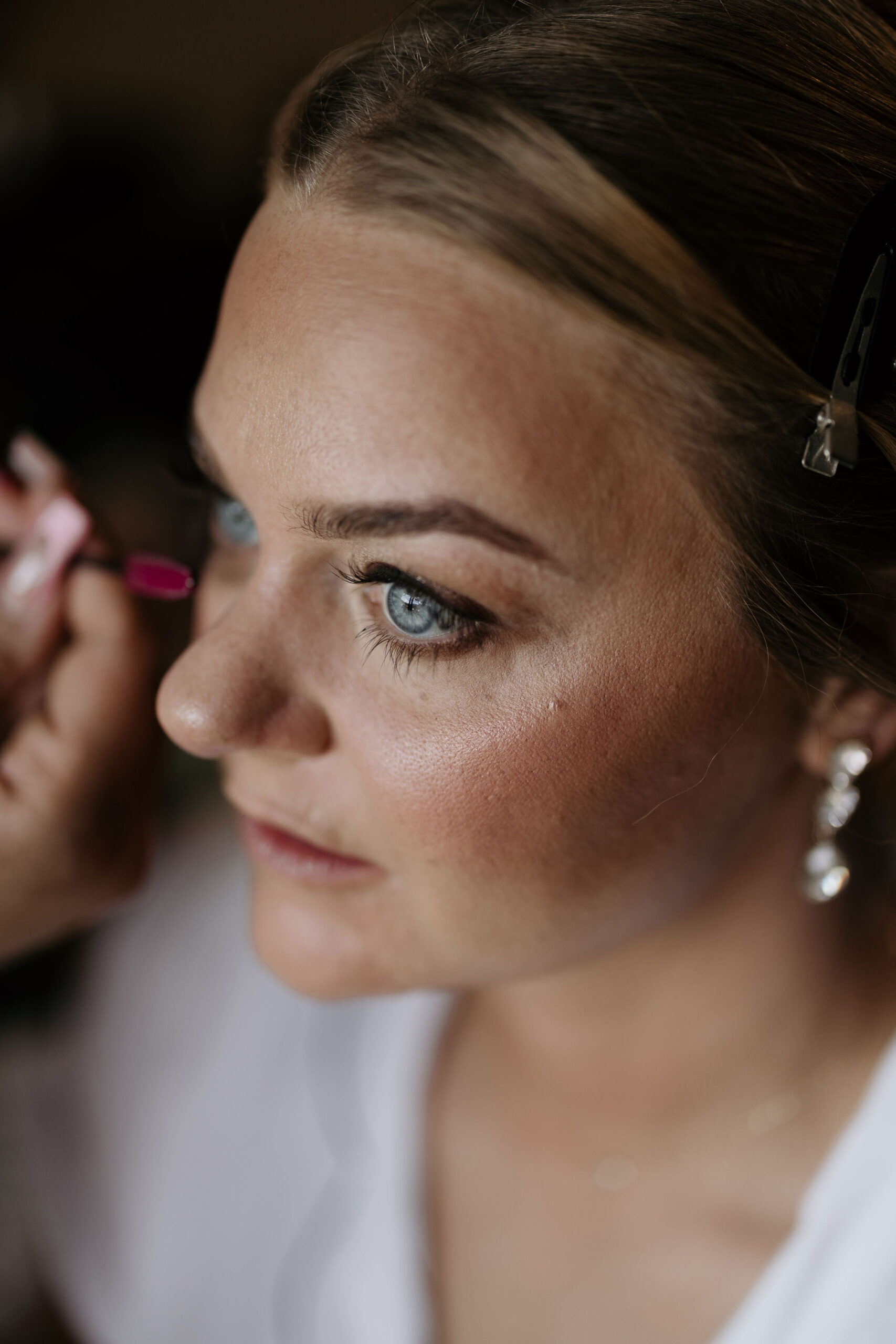bride gets makeup done at the bridal suite for her estes park colorado wedding.