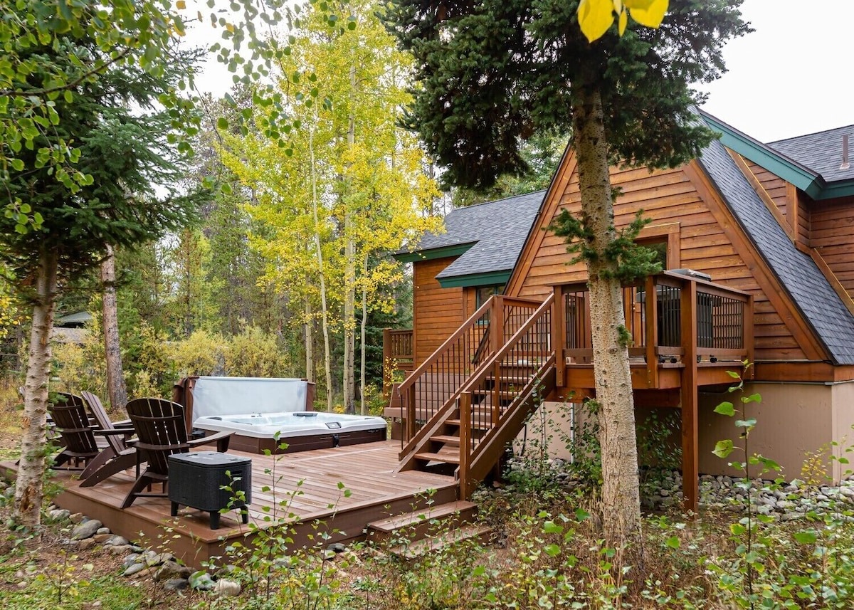 cabin has deck with hot tub - colorado airbnb vrbo micro wedding and elopement venue