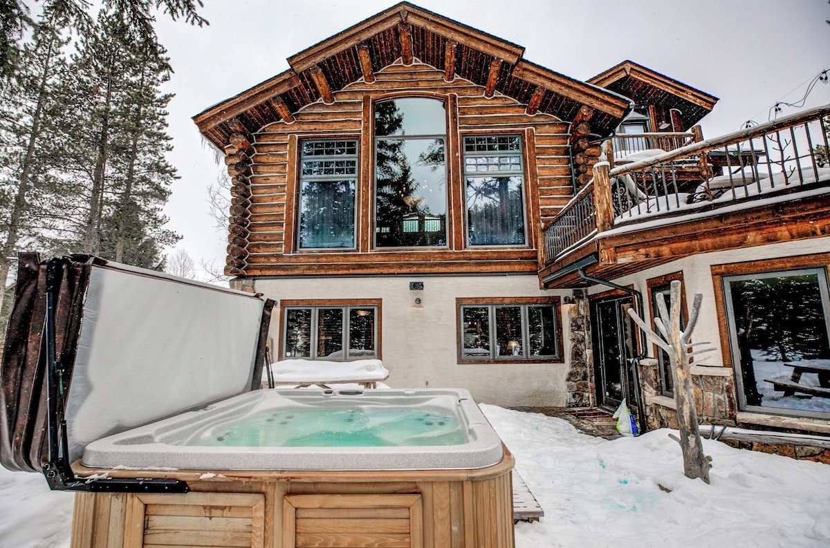 outside view of log cabin lodge in breckenridge - colorado airbnb vrbo micro wedding and elopement venue