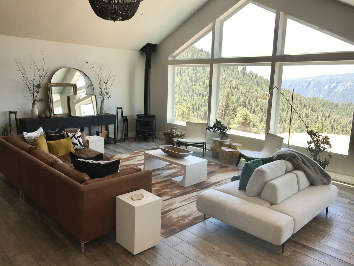 colorado vrbo micro wedding + elopement venue - living room with large windows