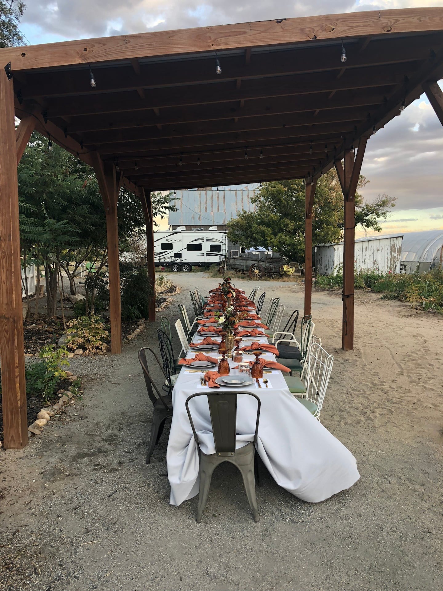 dinner set up at a colorado airbnb / vrbo micro wedding venue less than an hour from denver