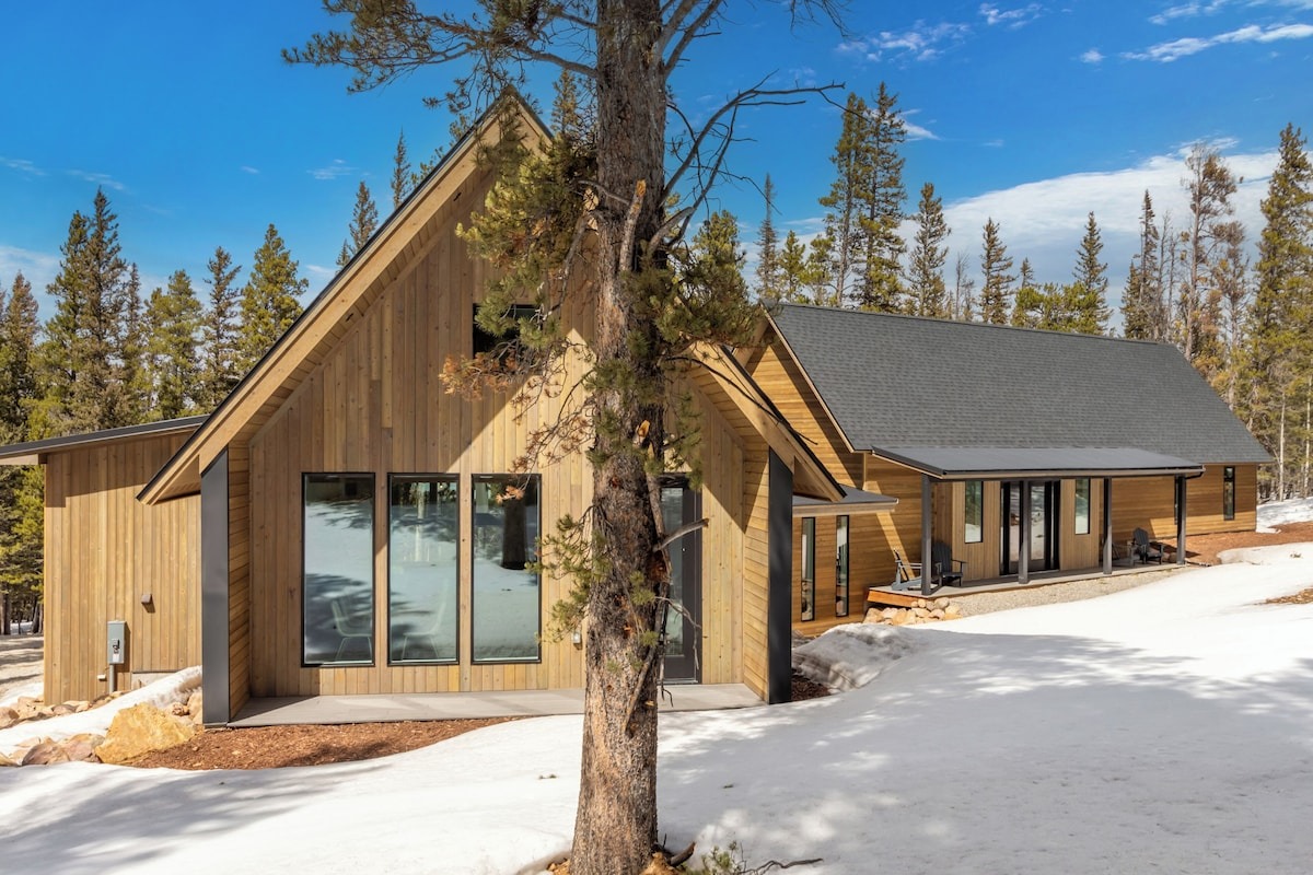 view of outside of colorado vrbo micro wedding and elopement venue 