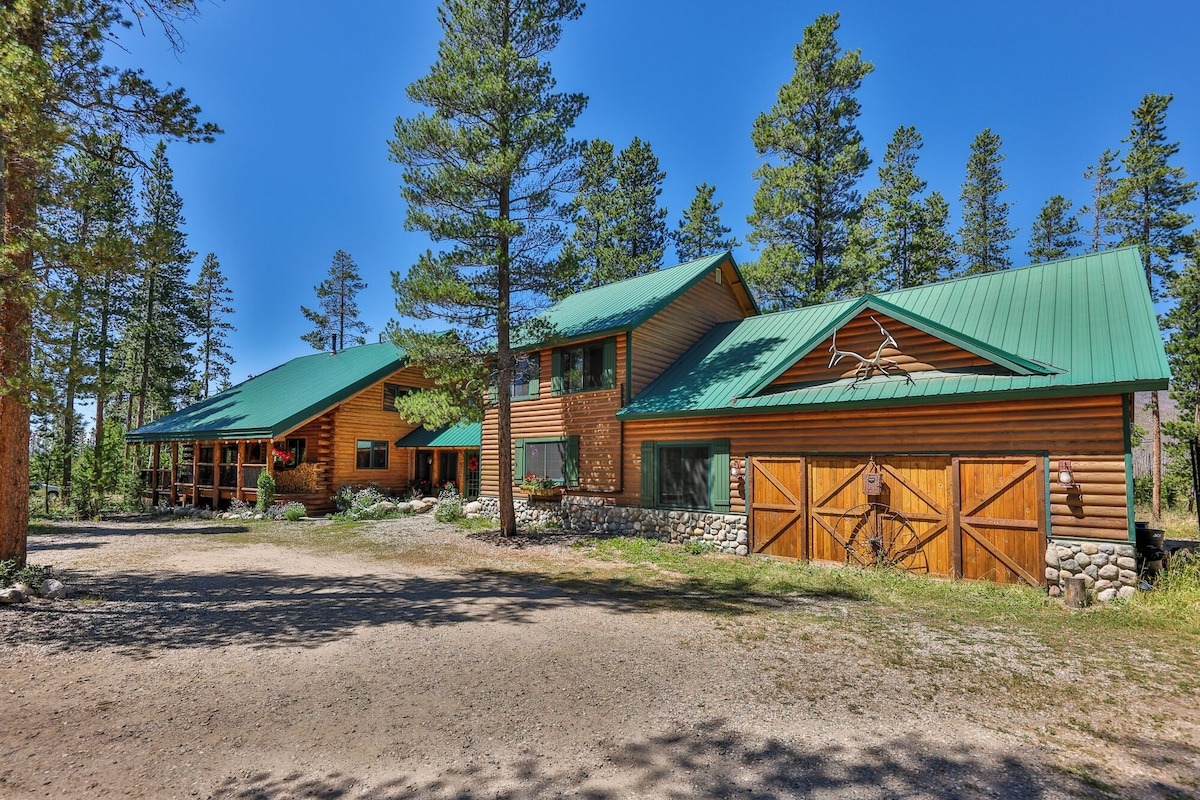 outside view of log cabin in the mountains - colorado vrbo micro wedding + elopement venue