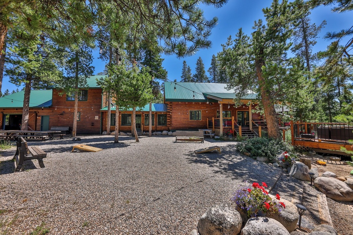 ouside view of log cabin in the mountains - colorado vrbo micro wedding + elopement venue