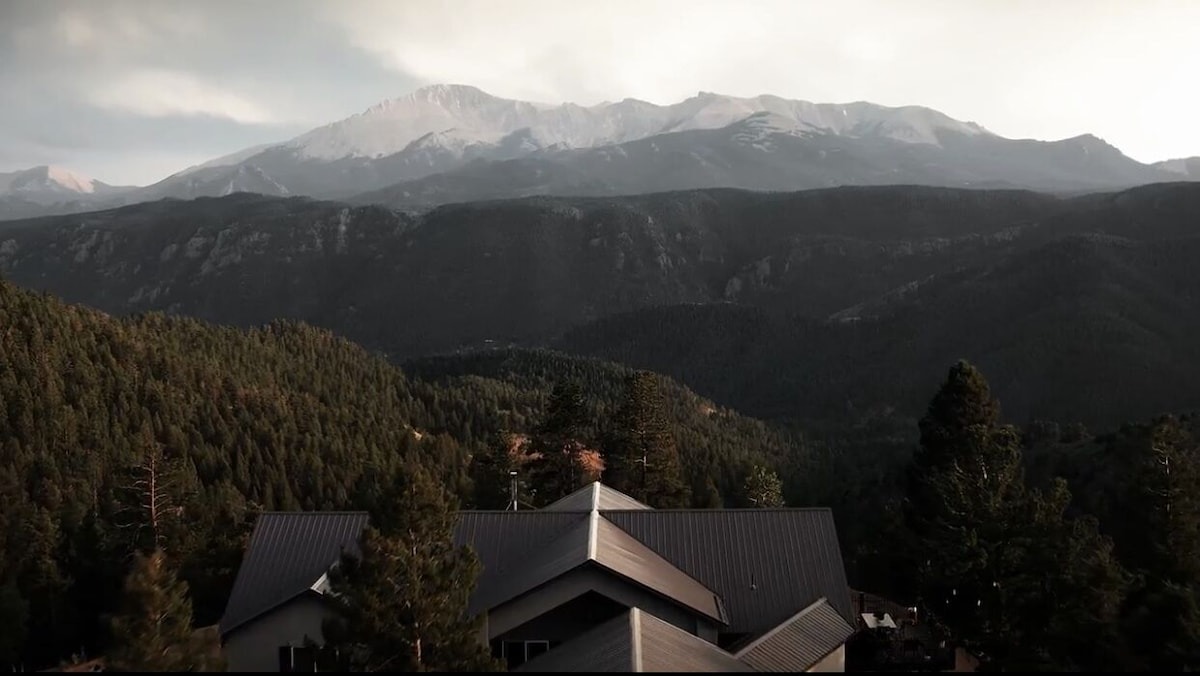 colorado vrbo micro wedding + elopement venue overlooking at Pikes Peak near colorado springs