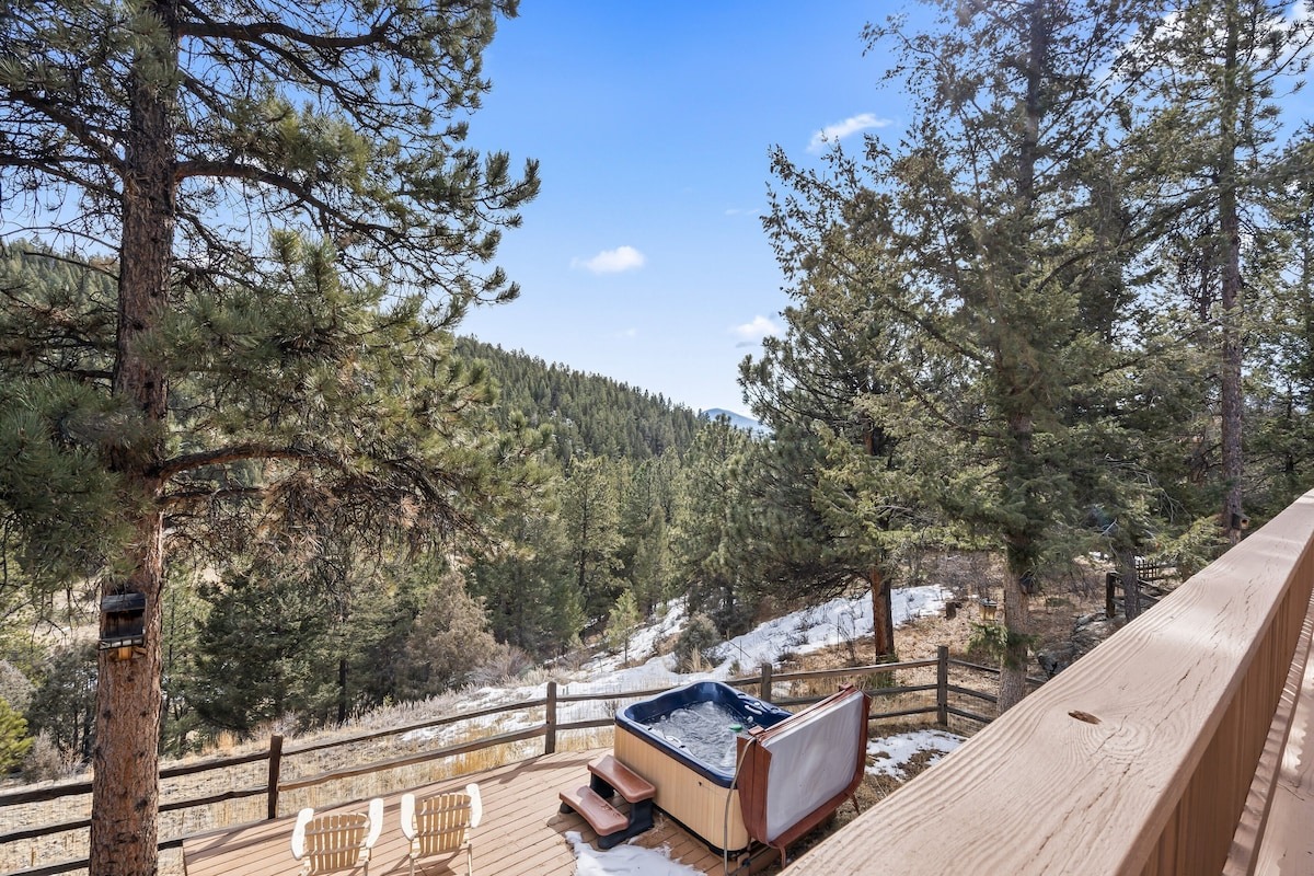 hot tub facing the mountains at colorado vrbo micro wedding + elopement venue 