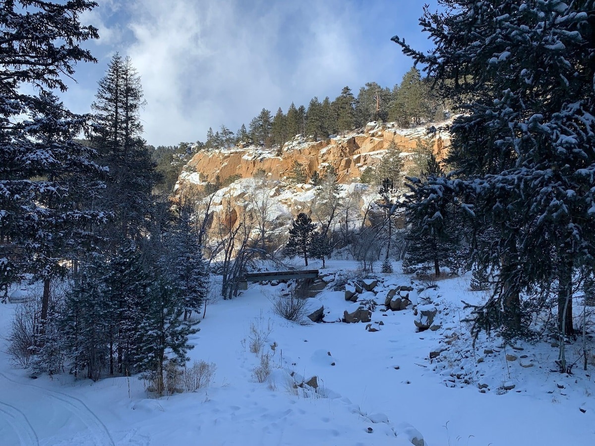 view of outside of the colorado micro wedding + elopement vrbo venue