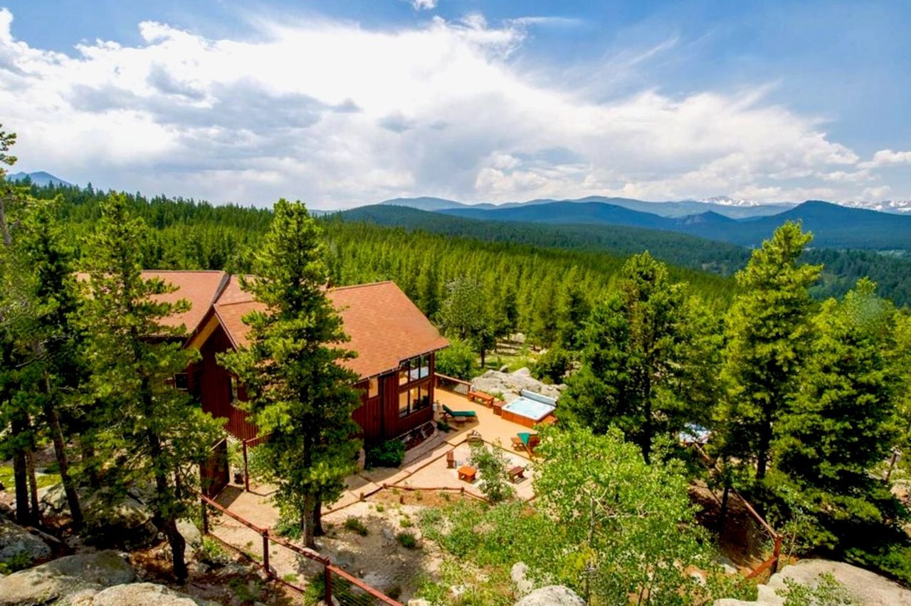 lodging cabin sits in the colorado mountains as a wedding venue