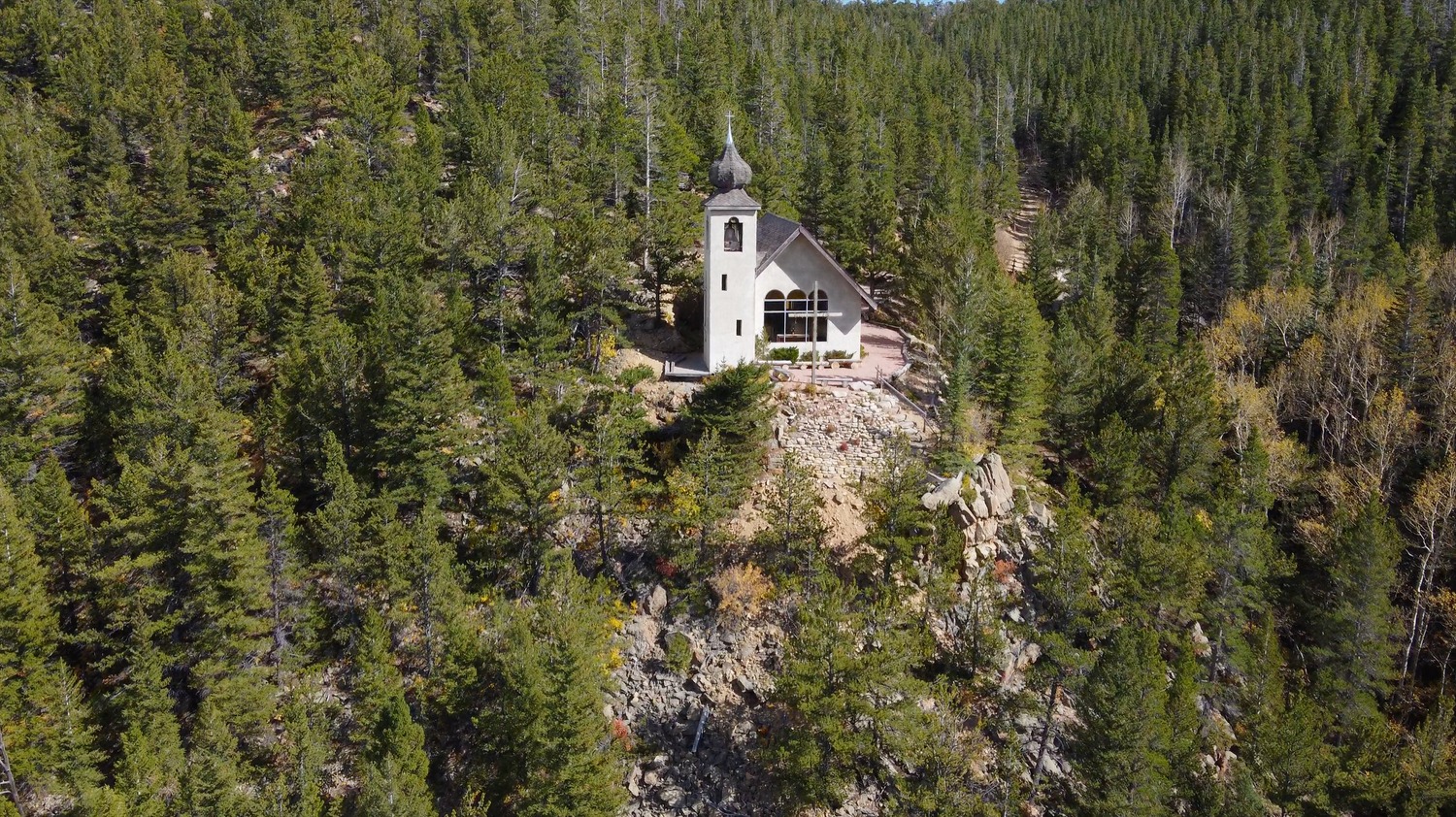 chapel sits in the colorado mountains and is used for micro wedding ceremonies and lodging