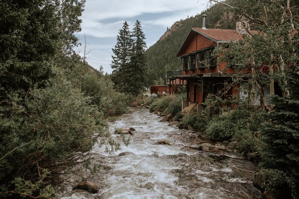 lodging for micro weddings overhangs a colorado river