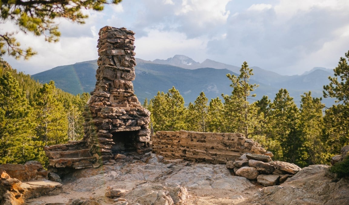 micro wedding and elopement ceremony looks out over the colorado mountains