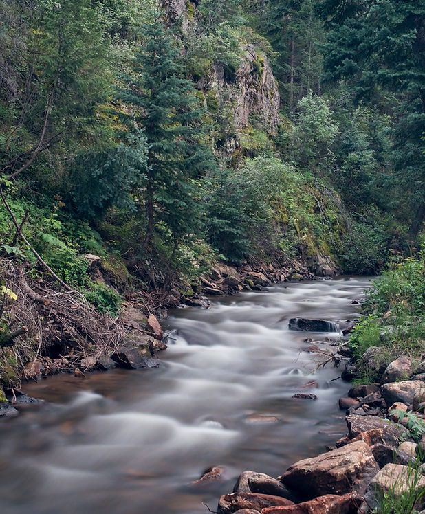 river runs through colorado micro wedding venue with lodging