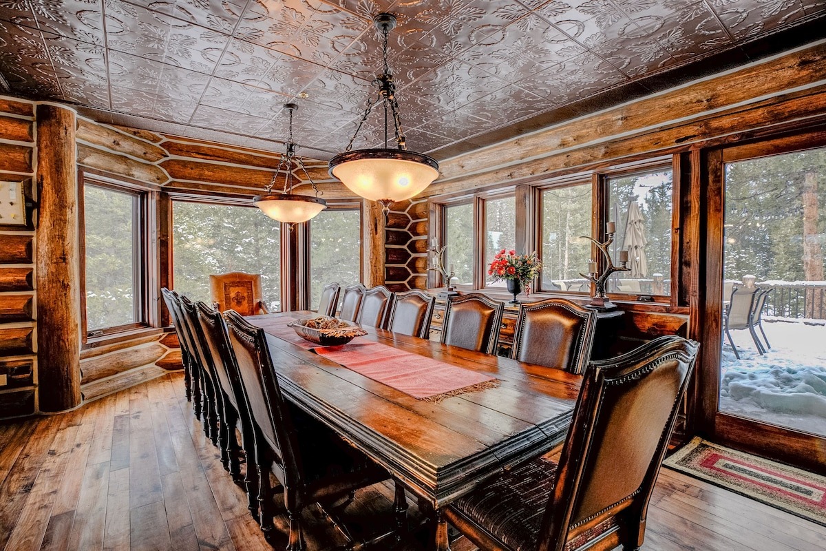 Rivertree Lodge- airbnb micro wedding venue in breckenridge colorado: dining room with large table