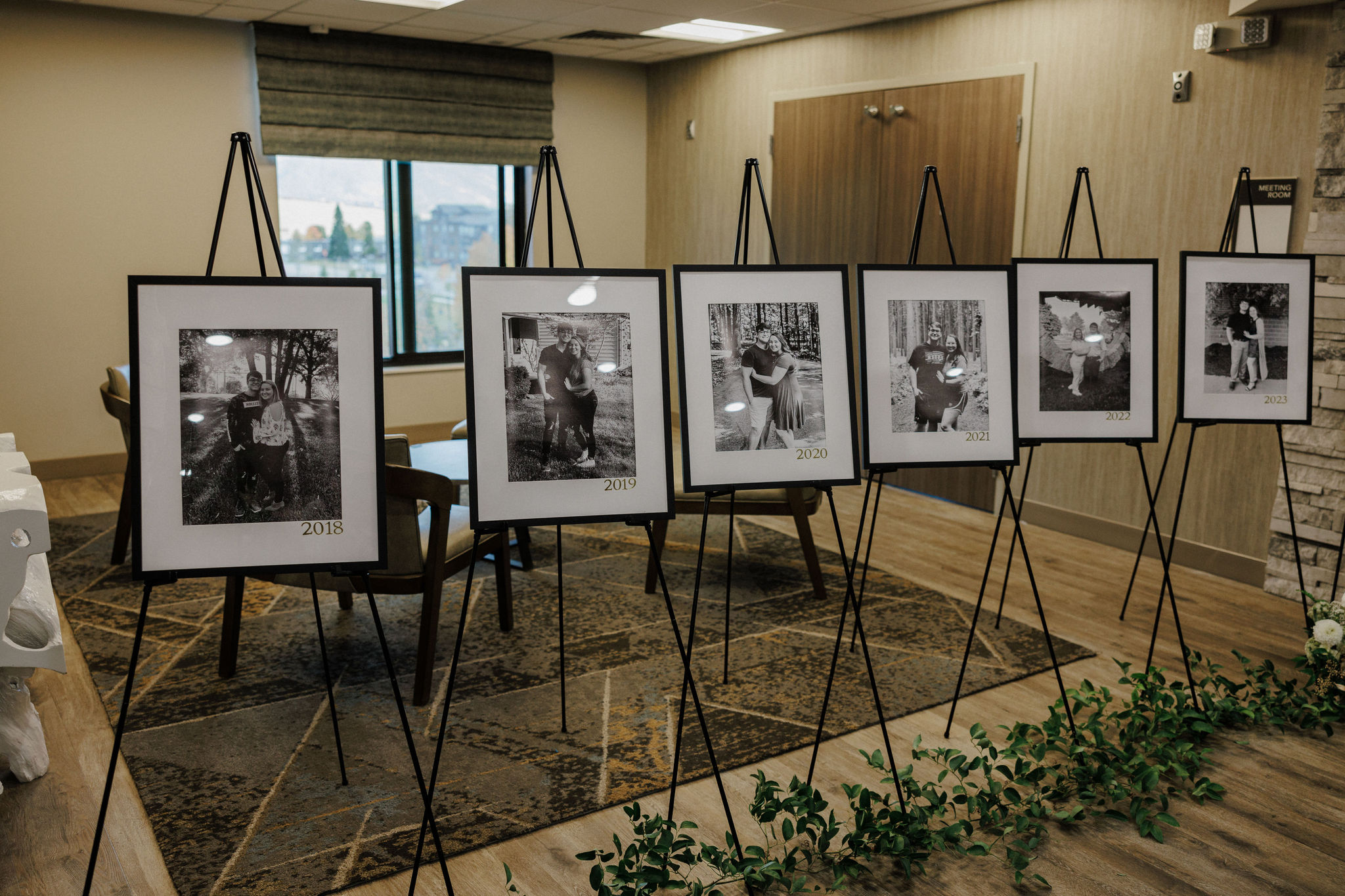 colorado wedding photographer takes photos of wedding decor