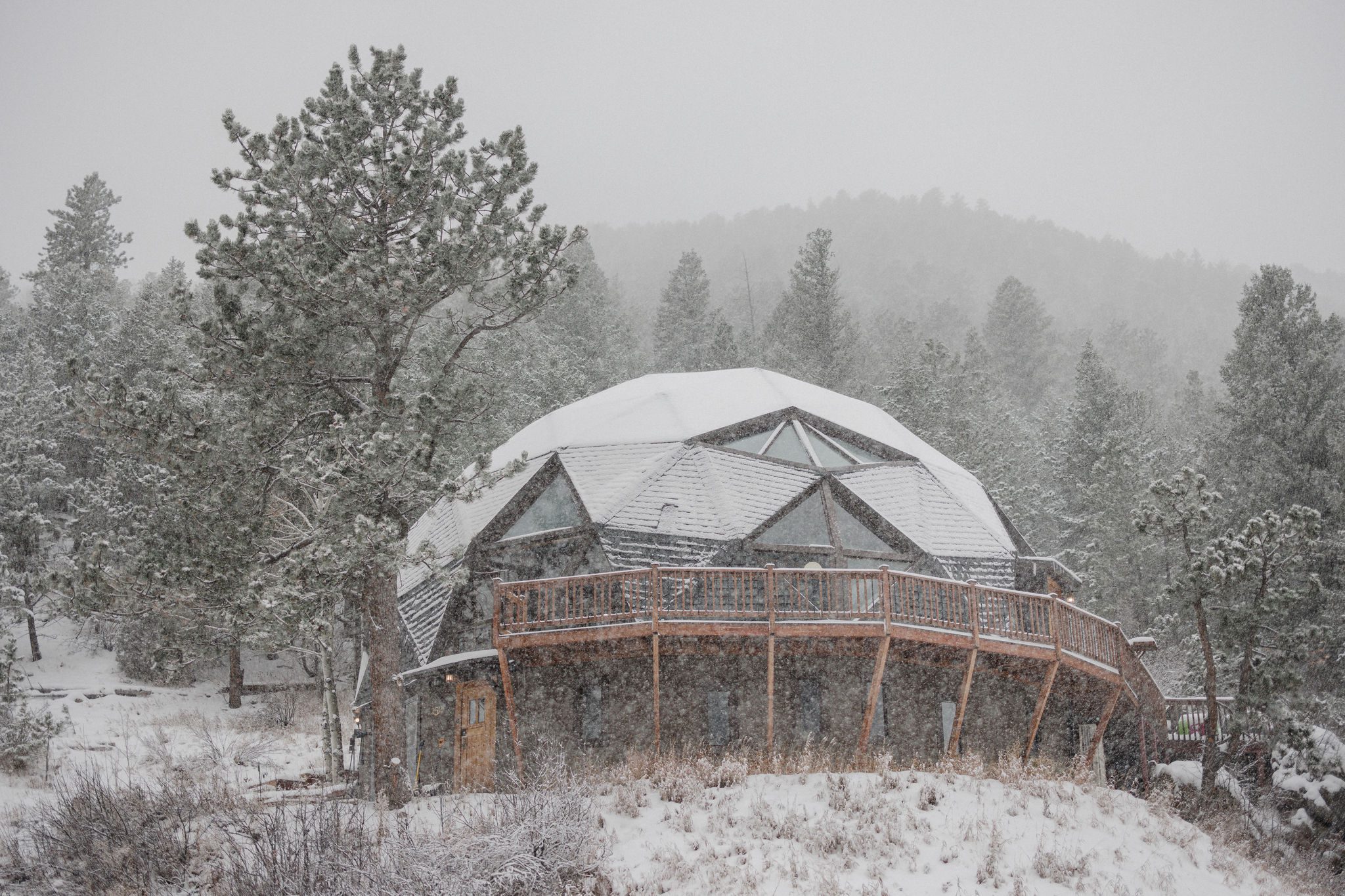 dome-shaped colorado airbnb in the snow