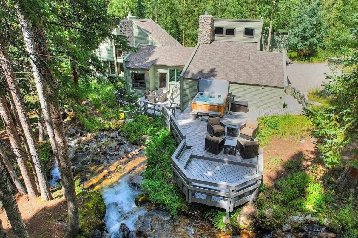 colorado VRBO sits in the forest for micro weddings and elopements