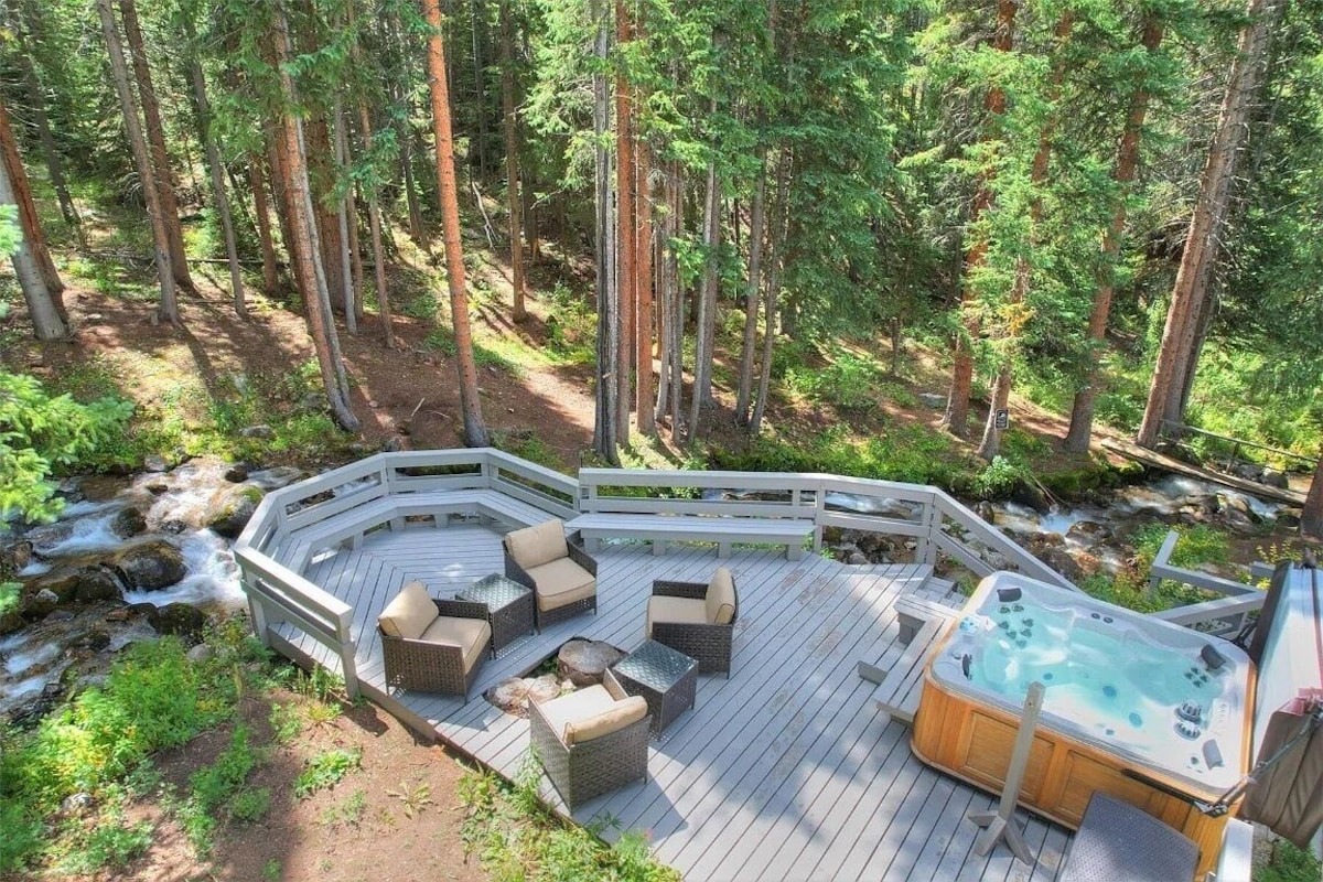 colorado VRBO sits in the forest for micro weddings and elopements- view of back deck