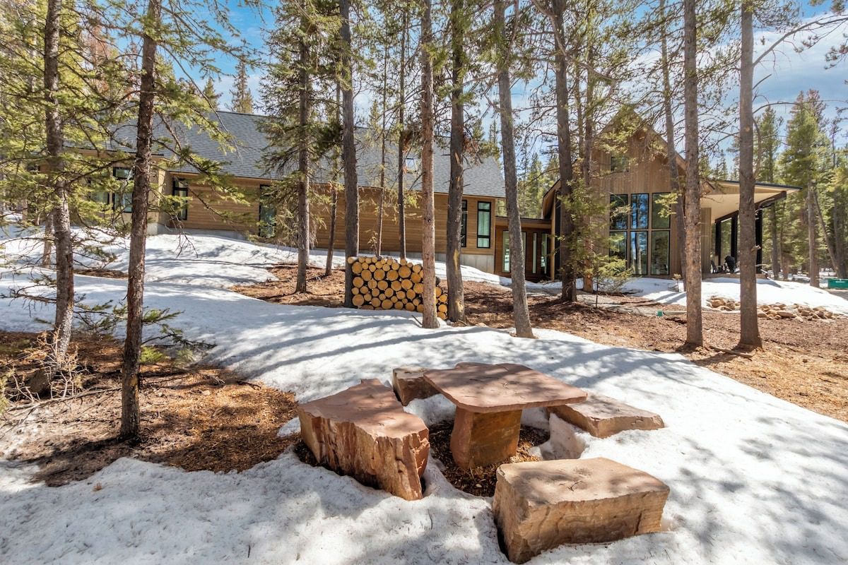 colorado vrbo used for forest micro weddings and elopements - view of pine trees in the back yard