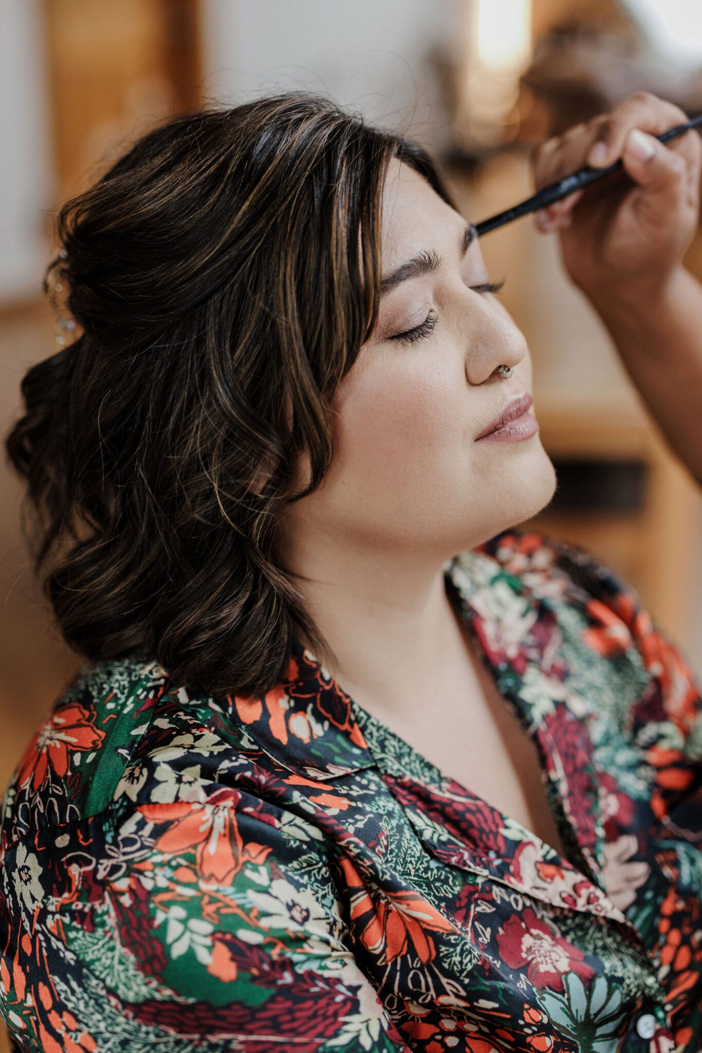 elopement vendor, hair and makeup artist, puts makeup on bride in airbnb